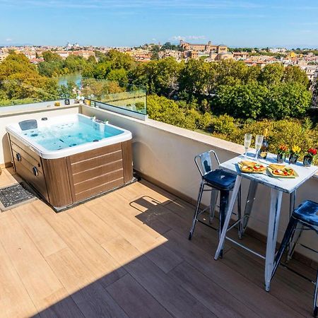 Penthouse With A Panoramic Rooftop In Trastevere With Seasonally Jacuzzi Apartment Rome Exterior photo