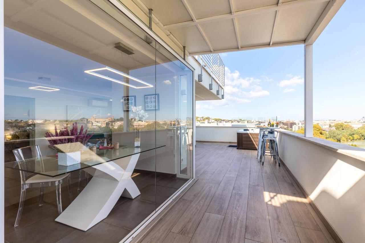 Penthouse With A Panoramic Rooftop In Trastevere With Seasonally Jacuzzi Apartment Rome Exterior photo