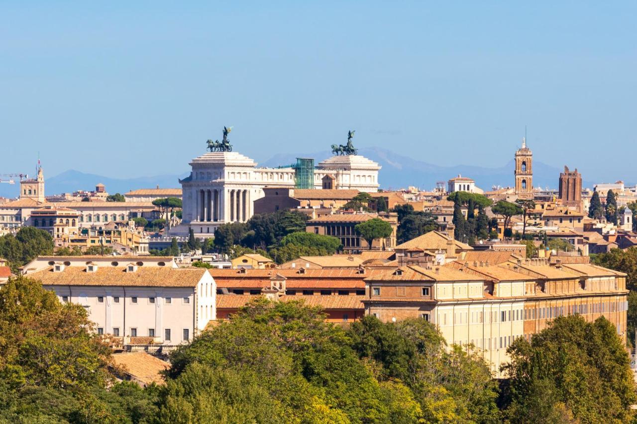 Penthouse With A Panoramic Rooftop In Trastevere With Seasonally Jacuzzi Apartment Rome Exterior photo