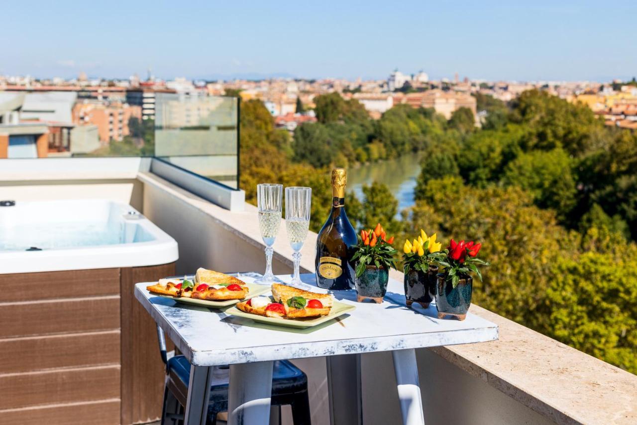 Penthouse With A Panoramic Rooftop In Trastevere With Seasonally Jacuzzi Apartment Rome Exterior photo