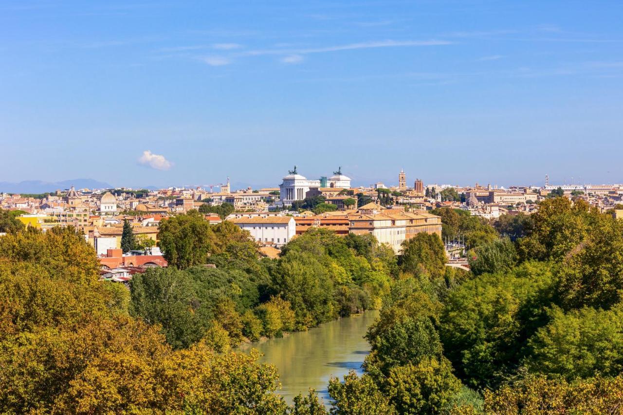 Penthouse With A Panoramic Rooftop In Trastevere With Seasonally Jacuzzi Apartment Rome Exterior photo